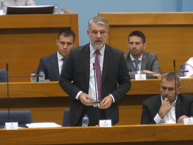 Шеранић одговорио на критике у НСРС: Зашто као доктори не дођете да радите у Министарство?
