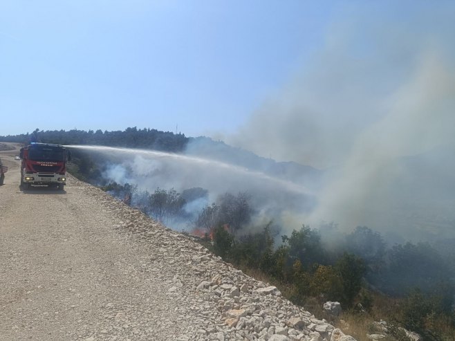 Мањи пожар код Херцеговачке Грачанице, ситуација стабилна (ФОТО)