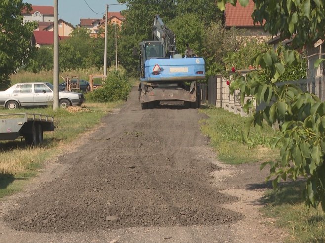 Мјештани Росуља "узели ствари у своје руке" - сами санирали крак Улице Васе Видовића и послали поруку Градској управи (ВИДЕО)