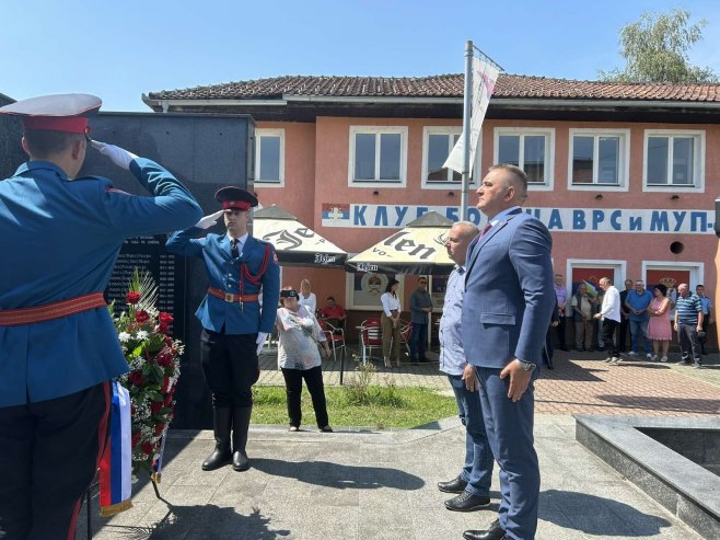 Минић у Шипову положио вијенац код Централног спомен-обиљежја