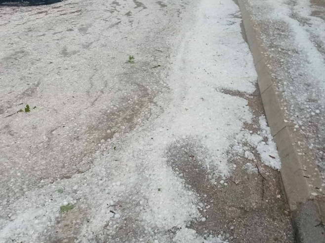 Авдаловић за РТРС: Огромне посљедице од града претрпјели воће, поврће, оштећени аутомобили (ФОТО/ВИДЕО)
