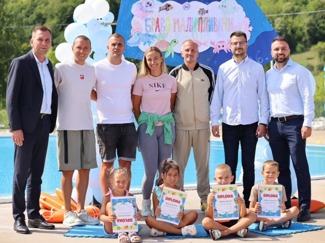 Додијељене дипломе за 120 полазника бесплатне школе пливања у Угљевику