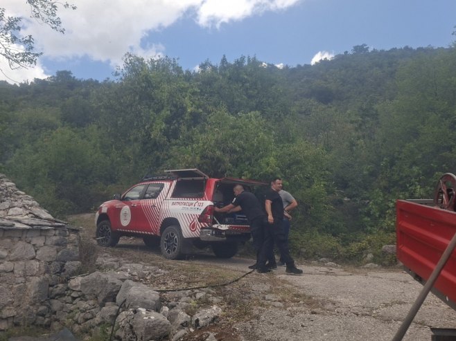 Избили пожари у требињским селима, ватрогасци бране куће