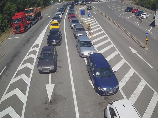 Појачана фреквенција возила на улазу и излазу из БиХ на већини прелаза