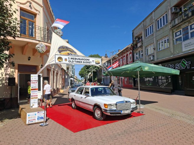 Више од 100 олдтајмера у дефилеу у Шамцу (ФОТО)