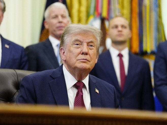 Аксиос: Трамп наредио војсци САД да не изводи нападе на Иран због преговора