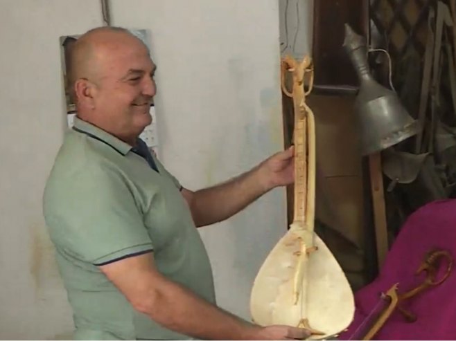 Драго Таминџија из Невесиња пензионерске дане посветио великом хобију - дрводељству (ВИДЕО)