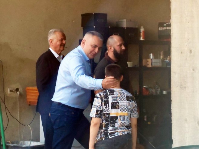 Минић у Кукуљама код Српца посјетио вишечлану породицу Шарић