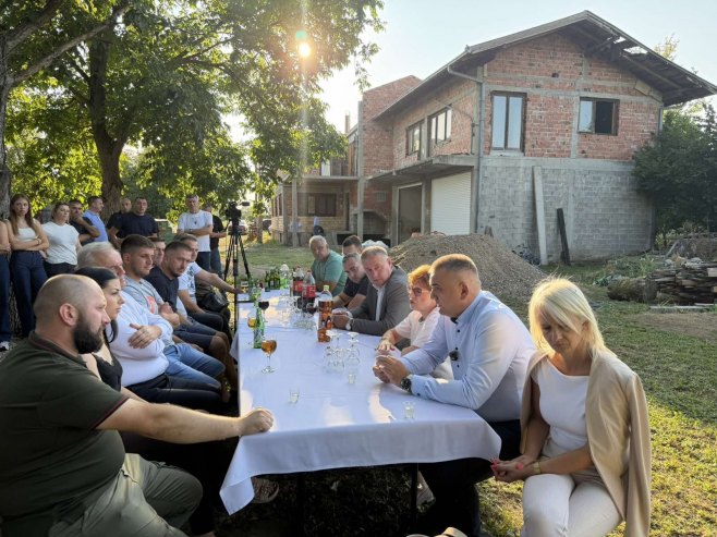 Минић у Кукуљама код Српца посјетио вишечлану породицу Шарић: Из Фонда солидарности за реконструкцију куће 130.000 КМ