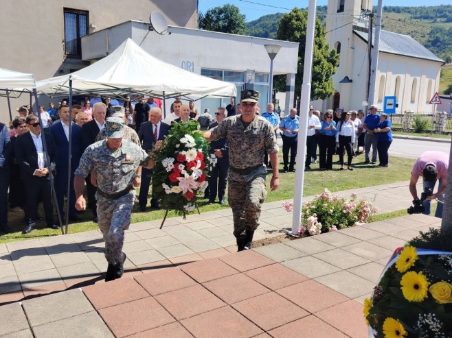 Трново: Положени вијенци код Централног споменика Трново: Положени вијенци код Централног споменика - Фото: СРНА