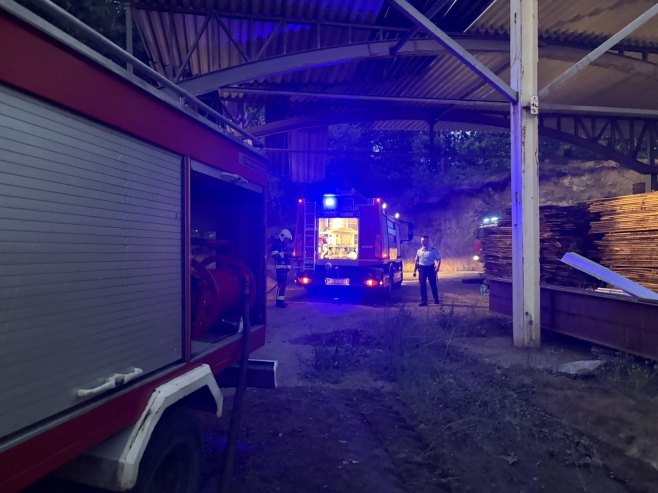 Пожар у кругу фирме "Елград" у Доњем Ранковићу код Теслића; Затражена помоћ хеликоптера (ФОТО/ВИДЕО)