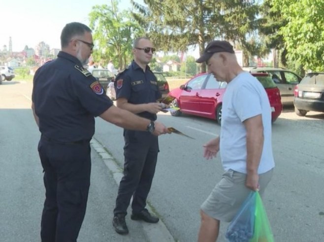 Дервента: Ватрогасци дијеле промотивни материјал указујући на опасност од високих темература и пожара