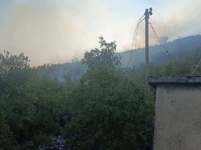 Стање на пожаришту на подручју села Биоград и даље тешко и сложено