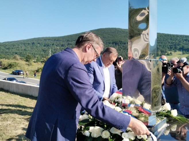 Додик и Вучић одали пошту убијенима на Петровачкој цести (ФОТО)