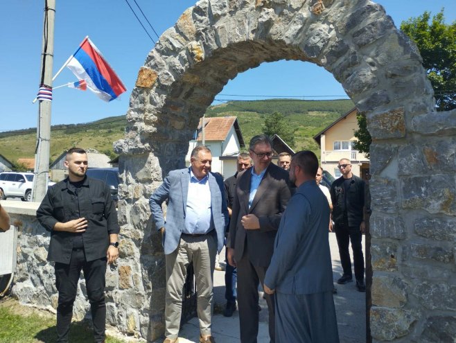 Додик и Вучић у Новом Селу: Хвала што чувате будућност српског народа, овдје гдје је то тешко; Ријешићемо проблем водоснабдијевања