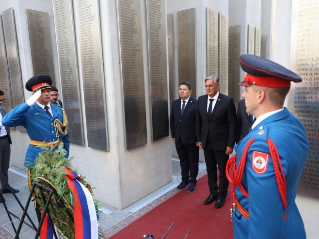 Положени вијенци код спомен обиљежја у Бањалуци, сирене у знак сјећања на Србе страдале у "Олуји" (ФОТО/ВИДЕО)