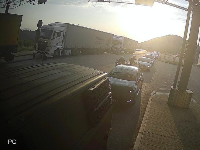Дуге колоне возила на граничним прелазима који воде према Јадрану