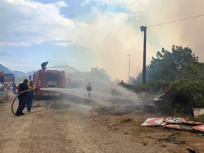 Поново се разбуктао пожар у рејону Пољица и Луке; Ватра  озбиљно запријетила асфалтној бази (ФОТО/ВИДЕО)