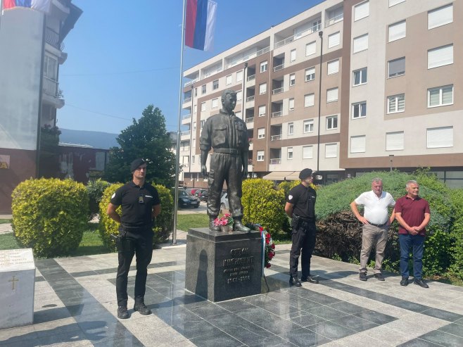 Пале: Положени вијенци и цвијеће код споменика команданта Срђана Кнежевића (ФОТО)