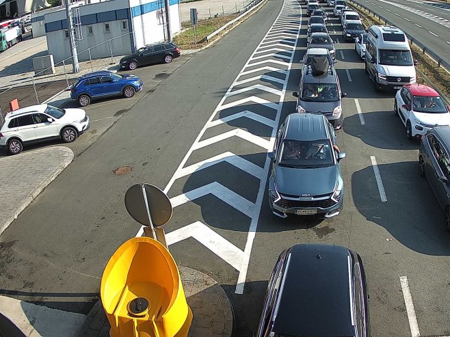 На већини граничних прелаза појачан саобраћај