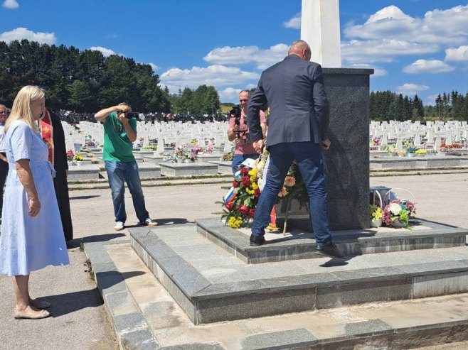 Цвијановић положила вијенце на "Новом Зејтинлику"