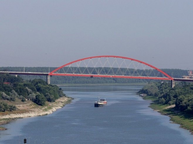 Историјски низак водостај Дунава: Угрожени пловидба, енергетика и водоснабдијевање (ВИДЕО)