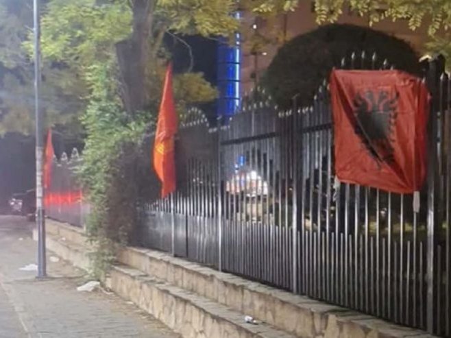 На огради црквеног посједа у Липљану окачене заставе терористичке УЧК и Албаније