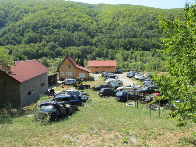 Лишен слободе држављанин БиХ и Србије - одузето 11 возила и регистарске ознаке Велике Британије (ФОТО)