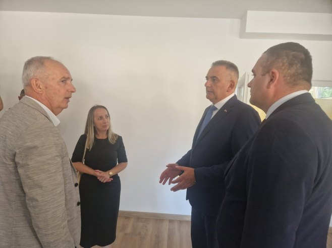 Минић у обиласку новог објекта вртића "Палчић" у Теслићу