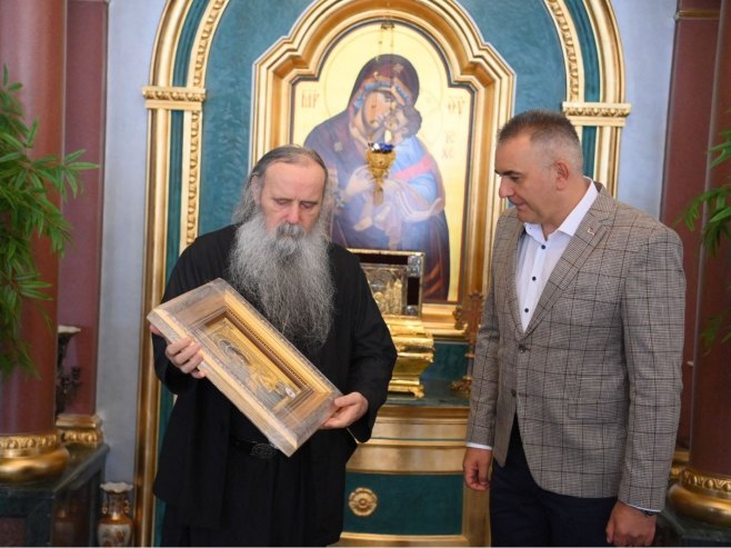 Минић са митрополитом Фотијем у Бијељини