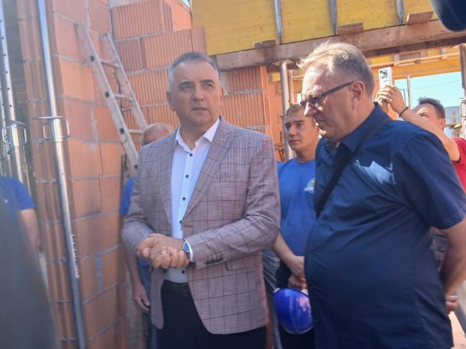 Минић у Бијељини обишао радове на изградњи учионица за потребе вртића; Састао се са митрополитом Фотијем