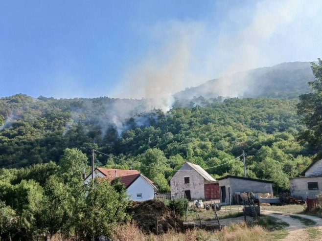 Пожар припријетио кућама у Хумчанима, ватрена стихија одбијена акцијом из ваздуха (ФОТО/ВИДЕО)