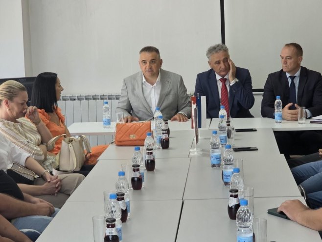 Минић у Невесињу са дјецом погинулих бораца (ФОТО)