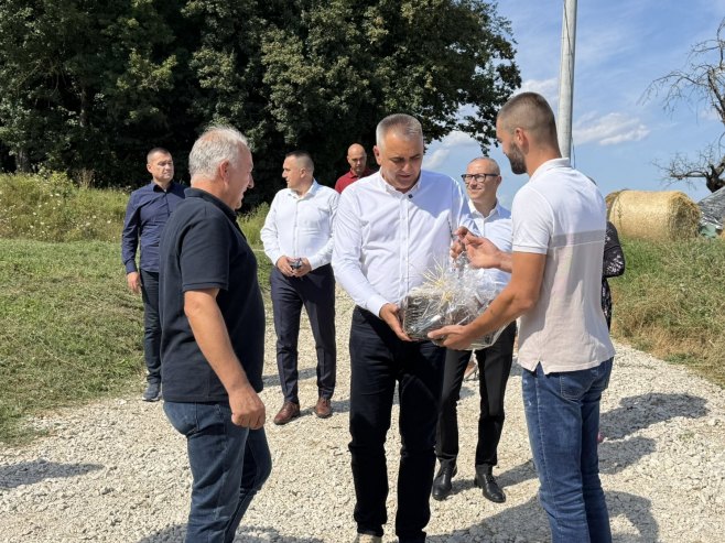 Минић у посјети пољопривредном газдинству Дејана Симића у Прњавору (ФОТО)
