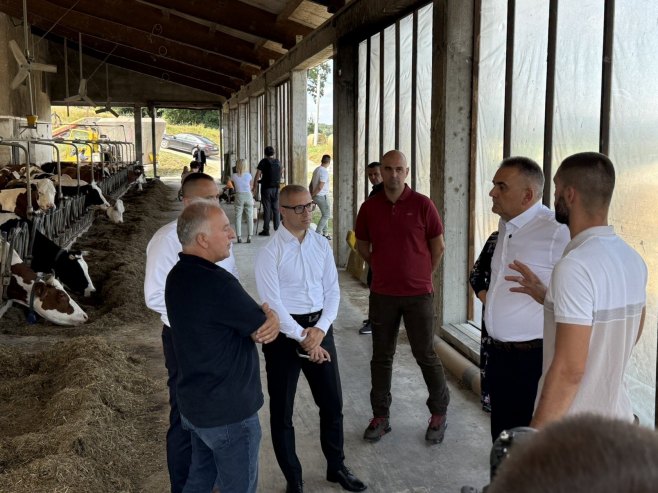 Minić posjetio poljoprivredno gazdinstvo Dejana Simića (foto: RTRS)