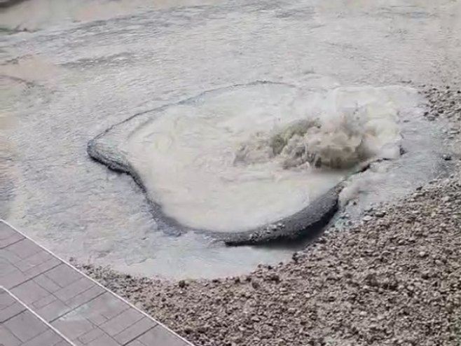 На Кочићевом вијенцу у Бањалуци већ четврти дан избија вода у огромним количинама (ВИДЕО)