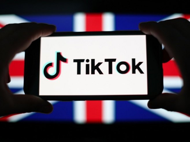 ТикТок (Фото: EPA/ADAM VAUGHAN) - 
