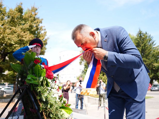 Минић у Приједору - одао почаст погинулим српским борцима (ВИДЕО)