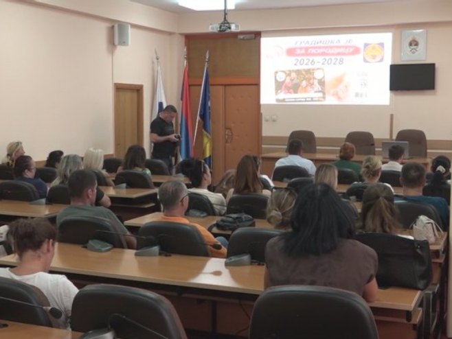 Родитељима са троје и више д‌јеце у Градишци подијељене "Поносне картице Републике Српске".