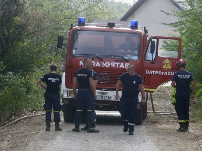 Хеликоптери и ватрогасци из Румуније гасе пожар у Делиблатској пешчари (ФОТО)