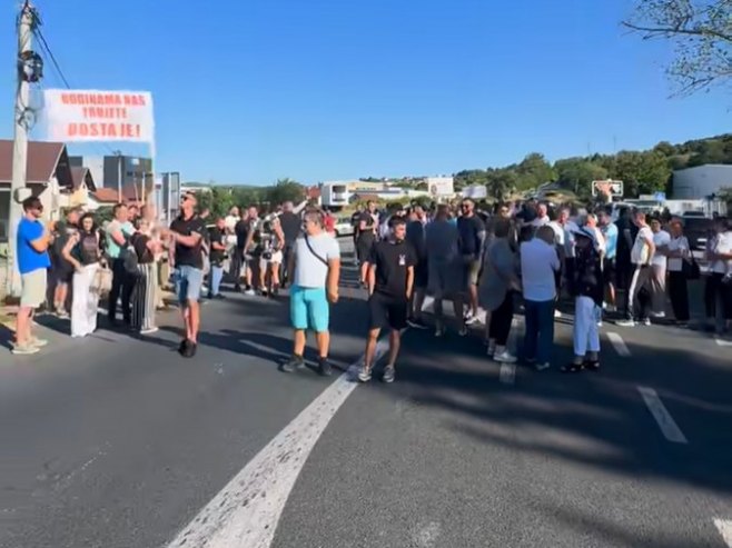 Протест у Рамићима: Мјештани блокирали саобраћај због неадекватног одлагања анималног отпада