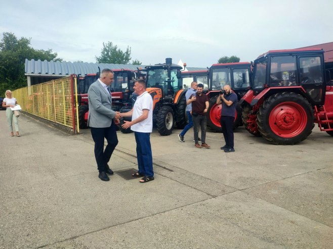 Минић посјетио предузеће "Агро-Симекс" у Вршанима код Бијељине