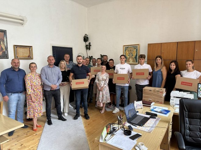 Подршка младима у Чајничу: Игор Додик донирао 11 лаптопа средњошколцима