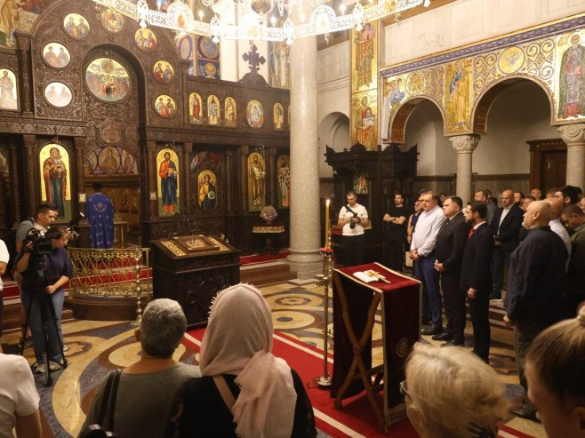 Минић и Додик одају почаст генералу Младићу у Храму Христа Спаситеља (ФОТО)