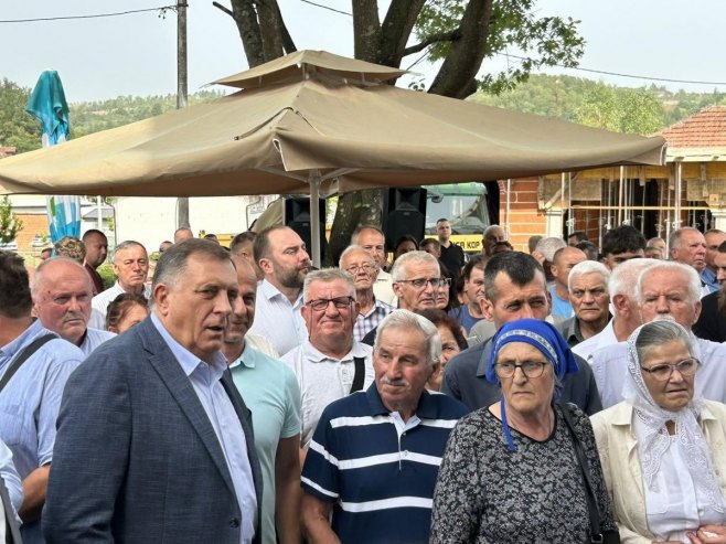 Додик са народом у Јошавки (Фото: РТРС)