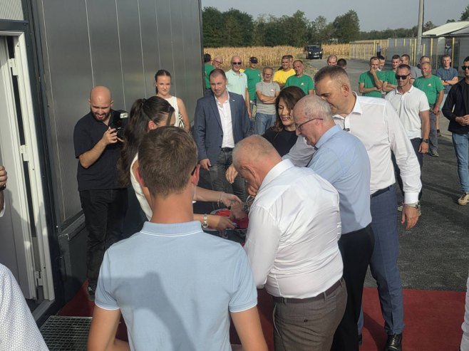 Минић у Пелагићеву отоворио нови производни објекат за тов пилића