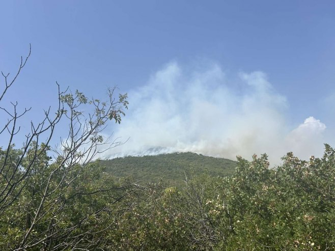 Пожари на више локација у околини Требиња и даље активни, али ситуација је стабилна (ФОТО/ВИДЕО)