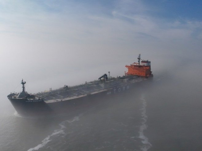 Танкер погођен са три пројектила у близини Ормуског мореуза