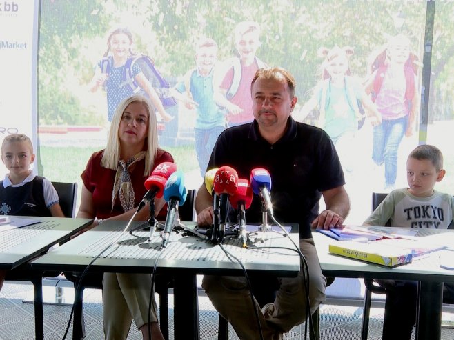 Дониран школски материјал за дјецу из вишечланих породица