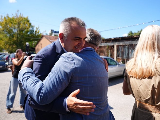 Саво Минић са народом (фото: x.com/minic_savo) Саво Минић са народом (фото: x.com/minic_savo) -